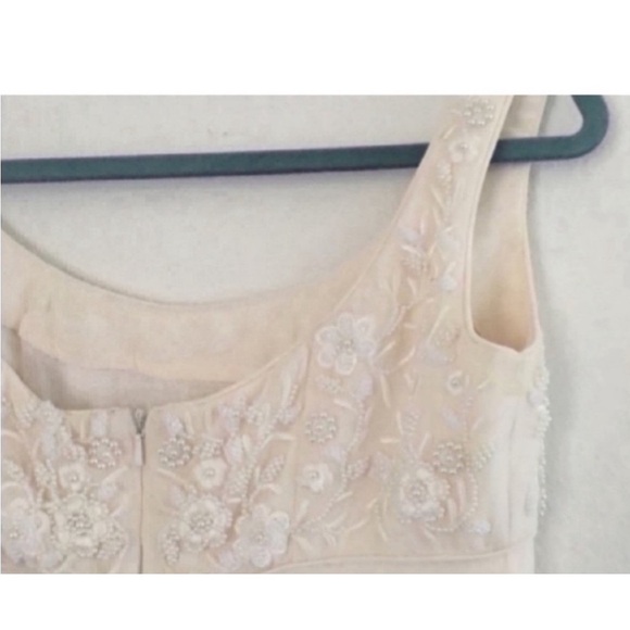 Anne Barge 100% Silk ivory formal gown Size 4
White beaded top
Silk chiffon - Picture 5 of 5